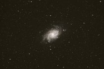 Triangulum galaxyim Sternbild triangulum, erhalten unter der Lichtverschmutzung des Himmels — Stockfoto