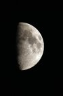 Primer plano de la luna creciente envejecida 8 días sobre fondo negro - foto de stock