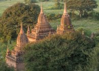 Myanmar, área de Mandalay, sítio arqueológico de Bagan entre árvores verdes — Fotografia de Stock