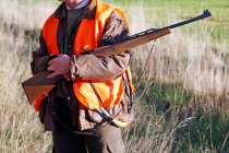 Департамент Эны. Большой охотничий сезон (осень). Хантер держит винтовку в руках. — стоковое фото