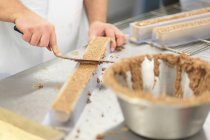 Повар приготовление пищи в пекарне, обрезанный вид — стоковое фото