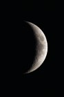 Gros plan du croissant de lune âgé de 6 jours sur fond noir — Photo de stock