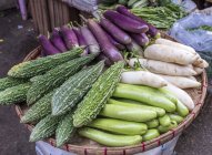 Verduras en el mercado callejero en el distrito chino - foto de stock