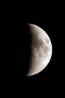 Gros plan du croissant de lune âgé de 7 jours sur fond noir — Photo de stock