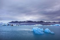 Исландия, Судурланд. Иокульсарлонская лагуна и ледяные образования над поверхностью воды — стоковое фото