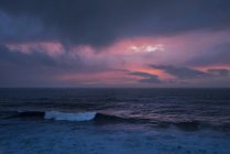 Vagues d'océan au crépuscule, Bodega Bay, Californie, États-Unis — Photo de stock