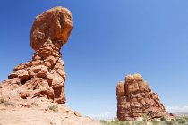 Balanced Rock arenaria formazioni rocciose e cielo limpido, Arches National Park, Utah, Stati Uniti — Foto stock
