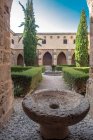 Spanien, Autonome Gemeinschaft Aragon, Kreuzgang des Zisterzienserklosters Monasterio de Piedra — Stockfoto