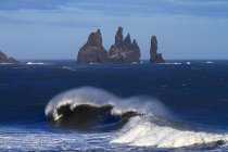Island, Vik, Strand von Reynisfjara und Wellen von Wasser gegen Felsen — Stockfoto