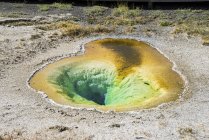 Colorida piscina, Midway Geyser Basin, Parque Nacional de Yellowstone, Patrimonio de la Humanidad por la UNESCO, Wyoming, Estados Unidos de América, América del Norte - foto de stock