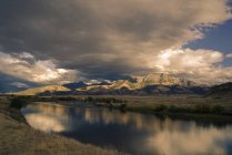 Живописный вид на реку и горы на закате в Национальном парке Йеллоустоун, штат Вайоминг, США, Северная Америка — стоковое фото
