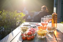 Святковий літній стіл вечірки на відкритому повітрі на задньому дворі будинку — стокове фото