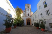 Испания, Андалусия, Тарифа. Церковь — стоковое фото