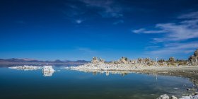 Formaciones de toba en Mono Lake, California, Estados Unidos - foto de stock