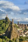 França, Auvergne-Rhones-Alpes, Haute-Loire, pequena cidade e antiga catedral no penhasco — Fotografia de Stock