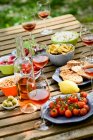 Verão brunch festa mesa ao ar livre no quintal — Fotografia de Stock