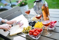 Sommerbrunch-Party-Tisch im Freien im Hinterhof — Stockfoto