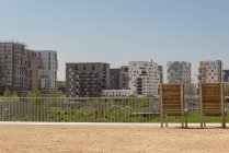 Neubauten im Grünen in einem neuen Viertel in einem Pariser Vorort — Stockfoto