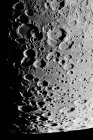 La Luna en primer plano durante el primer trimestre. Vista hacia el polo sur de la Luna. - foto de stock