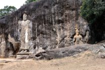 Шри-Ланка. Храм Будурувагала. Руины Buduruwagala находятся рядом с городом Wellawaya на юге острова. Эти статуи датируются X веком. — стоковое фото