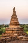 Myanmar, zona de Mandalay, sitio arqueológico de Bagan entre árboles verdes - foto de stock