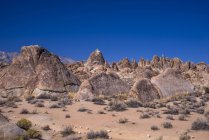 Formations rocheuses sous le ciel bleu à Lone Pine, Alabama Hills, Californie, USA — Photo de stock