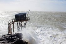 Francia, Pornic, una pesquería en un día de mar tormentoso. - foto de stock