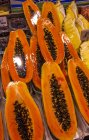 Étal de papaye au marché de Boqueria, Espagne, Catalogne, Barcelone — Photo de stock