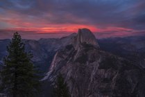 Rocciosa Half Dome e Yosemite Valley al crepuscolo, Yosemite National Park, California, Stati Uniti d'America, Nord America — Foto stock