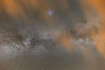 Летний Млечный Путь сияет и облака в ночном небе — стоковое фото