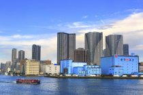 Toyosu Fishermens Wharf y torres de Tokio - foto de stock