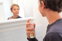 Франция, подросток в ванной с помощью парфюма. — стоковое фото