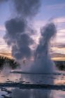 Спилинг гейзер на закате, Национальный парк Йеллоустоун, штат Вайоминг, США, Северная Америка — стоковое фото