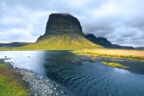 Islandia, Sudurland vista a la montaña - foto de stock