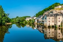 Francia, Dordoña, Terrasson-Lavilledieu, viejo molino en el Vezere (río) - foto de stock