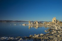 Tuffsteinformationen im Mono Lake, Kalifornien, Vereinigte Staaten — Stockfoto