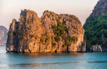 Вьетнам, вечерний свет на заливе Халонг (UNESCO World Heritage)) — стоковое фото