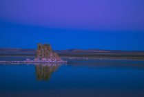 Tufa formations in Mono Lake at dusk, California, USA — Stock Photo