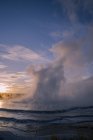 Хлюпалися гейзер на заході сонця, Єллоустонський Національний парк, штат Вайомінг, Сполучені Штати Америки, Північна Америка — стокове фото