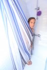 France, jeune garçon dans la salle de bain sous la douche. — Photo de stock