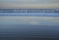 Хвилястий океан у сутінках, Drakes Біч, Пойнт Рейес Національний берег, Каліфорнія, США — стокове фото