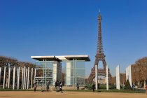 Paris, Champ de Mars, Torre Eiffel e o Mur de la Paix (Muro da Liberdade) — Fotografia de Stock