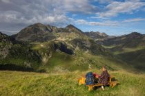 France, Ariege, Pyrenees, pic nic in front of peak Ruhle — Stock Photo