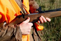 Département de l'Aisne. Chasse au gros gibier (automne). Hunter tenant un fusil dans ses mains. — Photo de stock