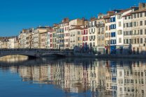 Pays basque, Bayonne, petit quartier Bayonne, quai Galuperie, façades reflétant dans la rivière Nive — Photo de stock