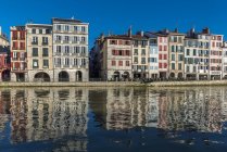 Pays basque, Bayonne, petit quartier Bayonne, quai Galuperie, façades reflétant dans la rivière Nive — Photo de stock