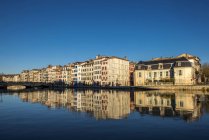 Країна Басків, Байонна, крихітний район Байонна, набереться Галурі, фасади, що відображають річку Неве. — стокове фото