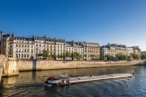 Buildings on Quai de Bthune seen from Pont de la Tournelle on Seine river — Stock Photo