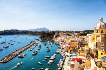 Vista de la bahía de Procida, Golfo de Nápoles, Región de Campania, Italia - foto de stock