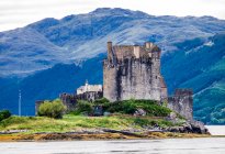 Europe, Great Britain, Scotland, Highlands west coast, council aera of Highland, Eilean Donan Castle on the Loch Duich (Highlander movies) — Stock Photo